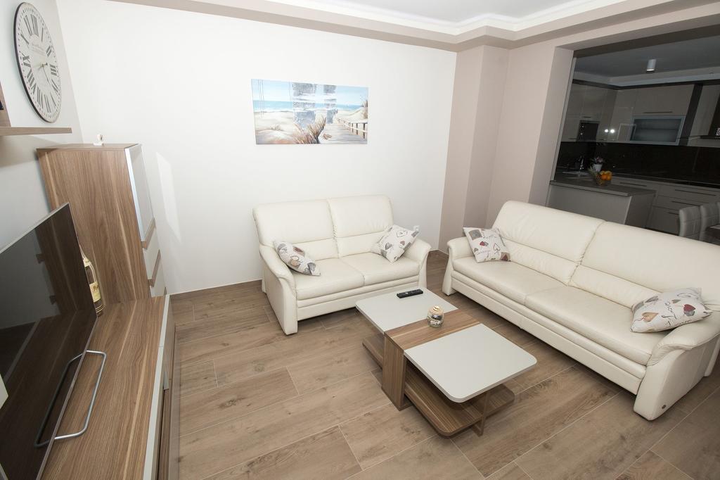 Lct Apartment Laura Omiš Buitenkant foto