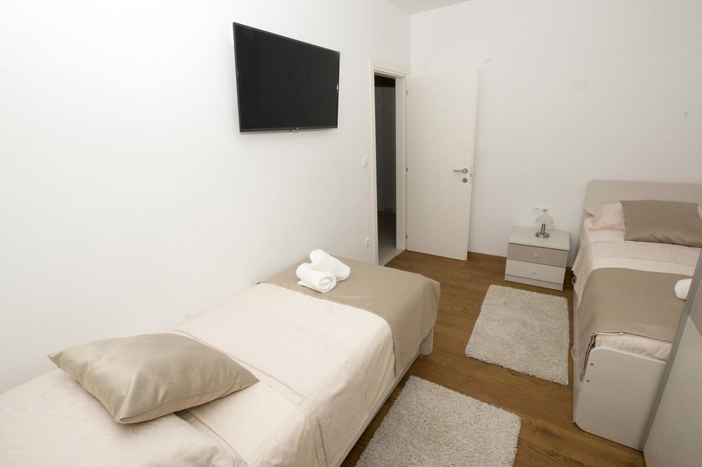 Lct Apartment Laura Omiš Buitenkant foto