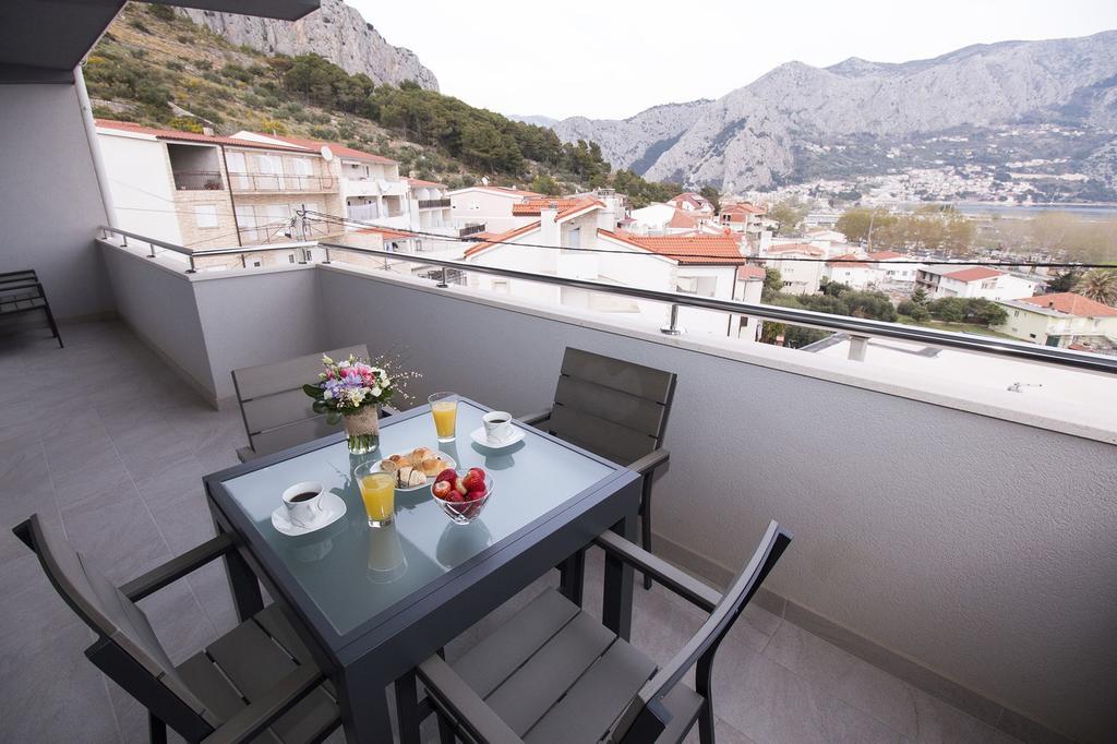 Lct Apartment Laura Omiš Buitenkant foto