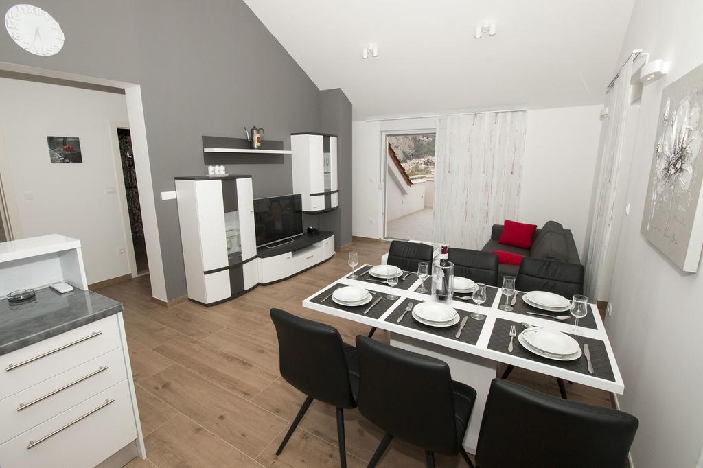 Lct Apartment Laura Omiš Buitenkant foto