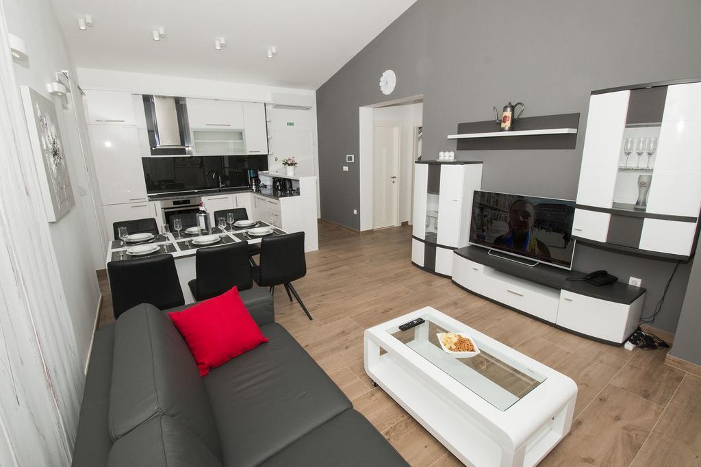 Lct Apartment Laura Omiš Buitenkant foto