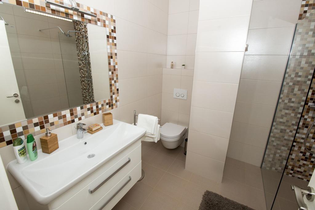 Lct Apartment Laura Omiš Buitenkant foto